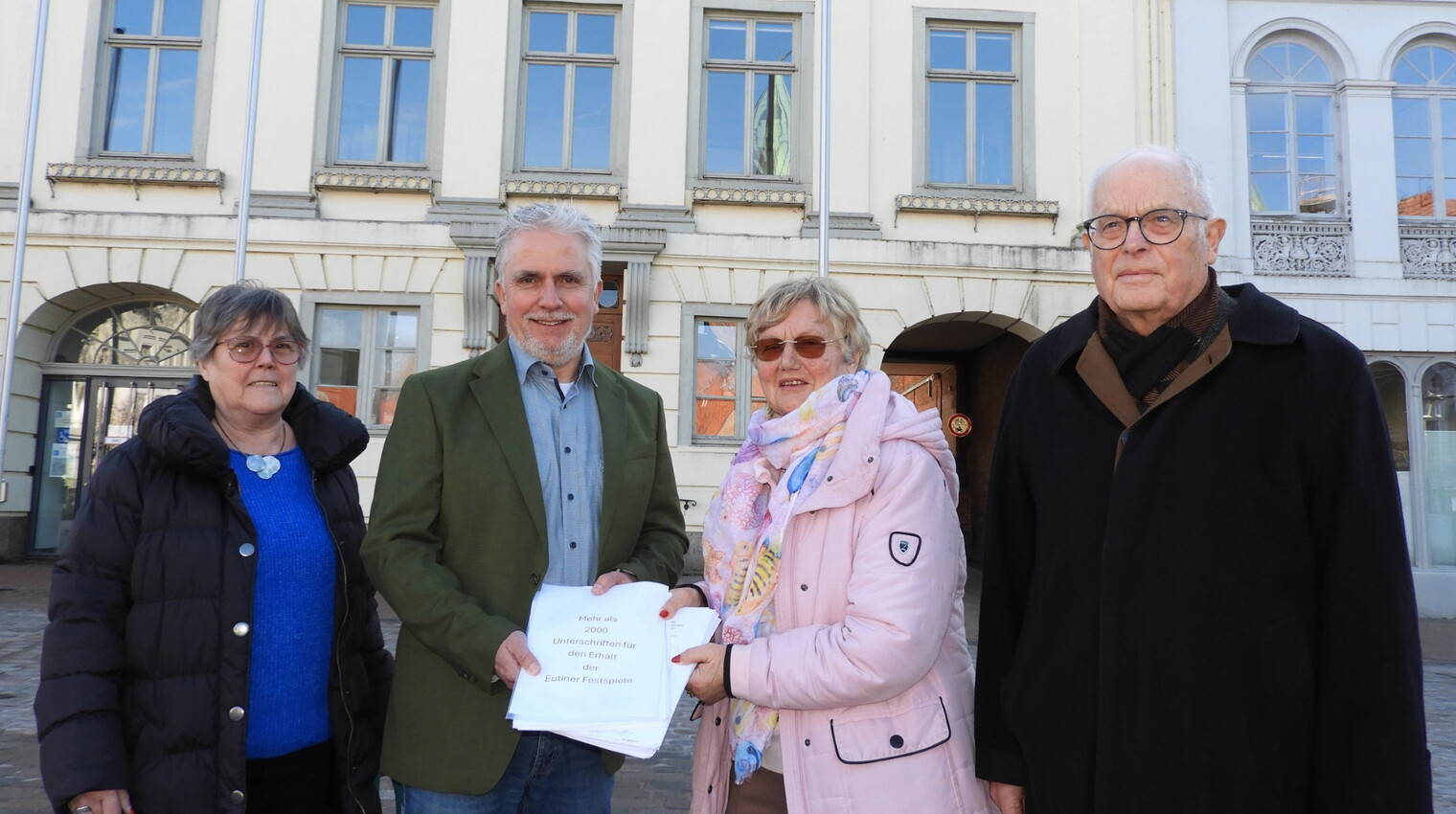 Mehr als 2000 Eutiner und Freunde der Eutiner Festspiele unterstützen die Petition des Fördervereins der Eutiner Festspiele.